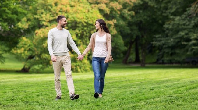 Всем известно, что прогулки на свежем воздухе способствуют нормализации артериального давления. Рекомендуется почаще выходить в парки на прогулки, дышать свежим воздухом. 