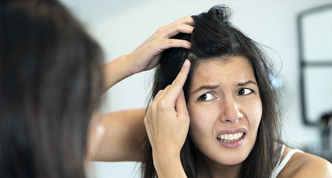 Следы укусов или маленькие ранки в таких областях, как виски, около ушей и на затылке, указывают на проникновение туда головных вшей