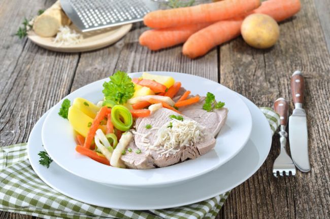 При язве желудка запрещено употреблять жареную пищу, мясо и рыбу можно употреблять в пищу только в вареном виде