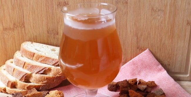 Квас, изготовленный на основе закваски из белого хлеба, обладает золотистым цветом и менее резким вкусом