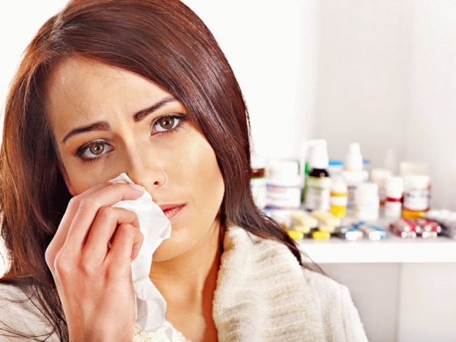 Выделение слизи – очередной этап развития заболевания. Слизь содержит мертвые клетки бактерий и части вирионов. На этой стадии появляется насморк или ринорея – течение из носа большого количества слизи. Этот процесс может сопровождаться заложенностью и отеком слизистой