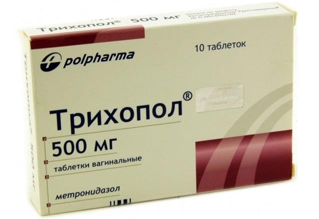 Прием антибактериальных препаратов одна из составляющих лечения неприятного запаха из влагалища